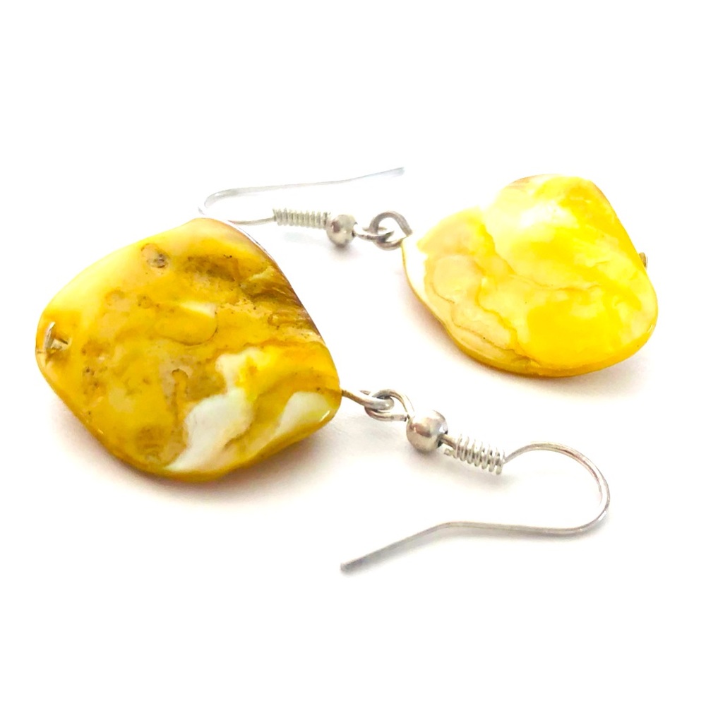 ⭐️5 for $25⭐️ NWT - Boutique- Yellow Mother of Pearl Earrings - seashell - beach